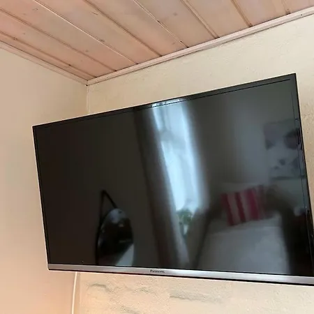 Skonne Vaerelser Med Adgang Til Pejsestue Og Have Lejlighed