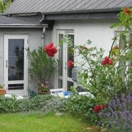 Skonne Vaerelser Med Adgang Til Pejsestue Og Have *