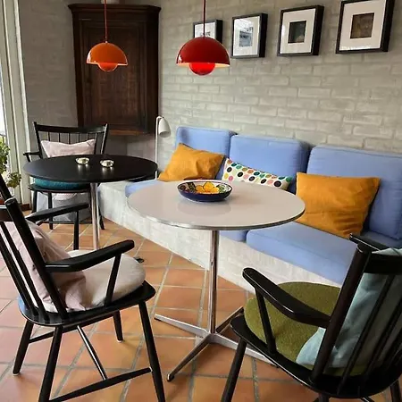 Skonne Vaerelser Med Adgang Til Pejsestue Og Have Apartment