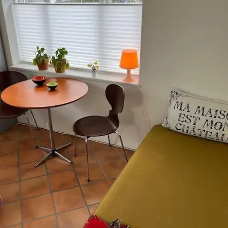 Lejlighed Skonne Vaerelser Med Adgang Til Pejsestue Og Have *