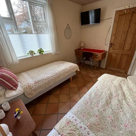 Skonne Vaerelser Med Adgang Til Pejsestue Og Have *