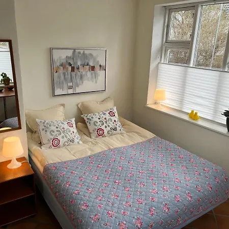 Apartment Skonne Vaerelser Med Adgang Til Pejsestue Og Have