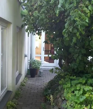 Skonne Vaerelser Med Adgang Til Pejsestue Og Have Risskov